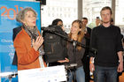 fotodienst/ Christian Kemp;Paris - Im Rahmen des European Year of Volunteering (EYV) macht die EYV-Tour 2011 ab 14. April Station in Paris. Bild: Anne HOUTMAN with the journalist Alona Kakoyis and Mathieu Bosquet

