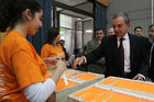 (C)fotodienst/Katia Christodoulou; Im Rahmen des European Year of Volunteering (EYV) macht die EYV-Tour 2011 vom 4. bis zum 6. April 2011 Station in Nicosa, Zypern. Heute kommt auch der President der Republik, Mr Demetris Christofias um allen Volunteeren zu ihrer Arbeit zu gratulieren.