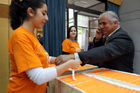 (C)fotodienst/Katia Christodoulou; Im Rahmen des European Year of Volunteering (EYV) macht die EYV-Tour 2011 vom 4. bis zum 6. April 2011 Station in Nicosa, Zypern. Heute kommt auch der President der Republik, Mr Demetris Christofias um allen Volunteeren zu ihrer Arbeit zu gratulieren.