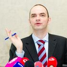 (C)fotodienst/Anna Rauchenberger Wien, 10.02.2011 - Im vergangenen Jahr 2010 hat nicht einmal die Hälfte der Österreicher (48%) eine Urlaubsreise von wenigstens fu?nf Tagen Dauer unternommen. Für das Jahr 2011 sind Zuwächse zu erwarten. In Österreich herrscht Aufbruchstimmung und das Jahr 2011 könnte fu?r die Tourismusbranche zu einem großen Erfolg werden. Fast die Hälfte der Österreicher plant für 2011 fest, in den Urlaub zu fahren. FOTO:  FH-Prof. Dr. Ulrich REINHARDT, ist Professor am Zentrum für
Zukunftsstudien der FH-Salzburg und wissenschaftlicher Leiter der Hamburger Stiftung für
Zukunftsfragen ? einer Initiative von British American Tobacco (BAT).