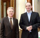 (C)fotodienst/Anna Rauchenberger Wien, 10.02.2011 - Im vergangenen Jahr 2010 hat nicht einmal die Hälfte der Österreicher (48%) eine Urlaubsreise von wenigstens fu?nf Tagen Dauer unternommen. Für das Jahr 2011 sind Zuwächse zu erwarten. In Österreich herrscht Aufbruchstimmung und das Jahr 2011 könnte fu?r die Tourismusbranche zu einem großen Erfolg werden. Fast die Hälfte der Österreicher plant für 2011 fest, in den Urlaub zu fahren. FOTO v.l.:  Univ.-Prof. & FH-Prof. Dr. Reinhold POPP, ist wissenschaftlicher Leiter des Zentrums für Zukunftsstudien, Professor für sozialwissenschaftliche Zukunfts- undInnovationsforschung und Koordinator eines zukunftsbezogenen DoktorandInnen-Netzwerks, FH-Prof. Dr. Ulrich REINHARDT, Jahrgang 1970, ist Professor am Zentrum fürZukunftsstudien der FH-Salzburg und wissenschaftlicher Leiter der Hamburger Stiftung fürZukunftsfragen ? einer Initiative von British American Tobacco (BAT)