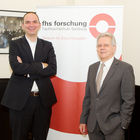  (c) fotodienst/Anna Rauchenberger - Wien, am 06.09.2012 – Das Zentrum für Zukunftsstudien der FH Salzburg und  die Stiftung für Zukunftsfragen Hamburg  haben in aktuellen Studien das Freizeitverhalten der ÖsterreicherInnen und Deutschen systematisch untersucht. Die Studienergebnisse zum gegenwärtigen Freizeitverhalten wurden heute im  Cafe Griensteidl präsentiert. Demnach steht Fernsehen und Medialisierung der Freizeit im Vordergrund, für die Zukunft möchten die Befragten aber mehr Zeit für soziale Kontakte und weniger Freizeit mit Medien verbringen. FOTO v.l. FH Prof. Dr. Ulrich Reinhardt, Wissenschaftlicher Leiter, Stiftung für Zukunftsfragen Hamburg, Univ.-Prof. Dr. Reinhold Popp, Wissenschaftlicher Leiter, Zentrum für Zukunftsstudien der Fachhochschule Salzburg: