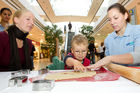  (C) fotodienst.at / Anna Rauchenberger - Wien, am 08.12.2011 - backWERK Im Donauzentrum hatten heute die kleinen Gäste die Möglichkeit, köstliche Kekse in lustigen Formen zu backen.: