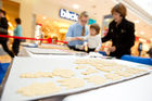  (C) fotodienst.at / Anna Rauchenberger - Wien, am 08.12.2011 - backWERK Im Donauzentrum hatten heute die kleinen Gäste die Möglichkeit, köstliche Kekse in lustigen Formen zu backen.: