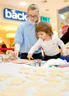 (C) fotodienst.at / Anna Rauchenberger - Wien, am 08.12.2011 - backWERK Im Donauzentrum hatten heute die kleinen Gäste die Möglichkeit, köstliche Kekse in lustigen Formen zu backen.: