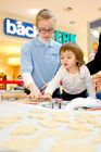  (C) fotodienst.at / Anna Rauchenberger - Wien, am 08.12.2011 - backWERK Im Donauzentrum hatten heute die kleinen Gäste die Möglichkeit, köstliche Kekse in lustigen Formen zu backen.: