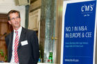 (C) fotodienst.at / Anna Rauchenberger - Wien, am 21.06.2011 - CMS Reich-Rohrwig Hainz ist eine der führenden Rechtsanwaltskanzleien für Wirtschaftsrecht mit Standorten in Österreich und Südosteuropa. Heute präsenterte die Kanzlei im Haus der Industrie die CMS European M&A Study 2011, die besagt: Es gibt zunehmend Anzeichen dafür, dass sich das Kräfteverhältnis verschiebt und der M&A-Markt sich wieder stärker zu einem Verkäufer-Markt entwickelt. FOTO: Dr Günther Hanslik, CMS