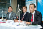 (C) fotodienst.at /Anna Rauchenberger  - Wien, 15.06.2011 – Anlässlich des Tag des Windes informierte die IG Windkraft über die Windkraftnutzung. Im burgenländischen Potzneusidl beginnt der zur BEWAG Gruppe gerhörige größte österreichische Windenergieerzeuger Austrian Wind Power die Bauarbeiten der weltweit größten Windkraftwerke. Die beiden Anlagen vom Typ Enercon E126 werden vom deutschen Unternehmen Enercon, einem der Marktführer im österreichischen Windkraftmarkt, geliefert. FOTO v.l.: Mag. Stefan Moidl, IG Windkraft, Mag. Michael Gerbavsits, Vorstandssprecher der BEWAG Gruppe, Dipl.Ing Frank Ihme, Vertriebsleiter für Osteuropa und Österreich, Enercon.