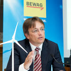 (C) fotodienst.at /Anna Rauchenberger  - Wien, 15.06.2011 – Anlässlich des Tag des Windes informierte die IG Windkraft über die Windkraftnutzung. Im burgenländischen Potzneusidl beginnt der zur BEWAG Gruppe gerhörige größte österreichische Windenergieerzeuger Austrian Wind Power die Bauarbeiten der weltweit größten Windkraftwerke. Die beiden Anlagen vom Typ Enercon E126 werden vom deutschen Unternehmen Enercon, einem der Marktführer im österreichischen Windkraftmarkt, geliefert. FOTO v.l.:  Mag. Michael Gerbavsits, Vorstandssprecher der BEWAG Gruppe