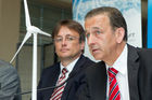 (C) fotodienst.at /Anna Rauchenberger  - Wien, 15.06.2011 – Anlässlich des Tag des Windes informierte die IG Windkraft über die Windkraftnutzung. Im burgenländischen Potzneusidl beginnt der zur BEWAG Gruppe gerhörige größte österreichische Windenergieerzeuger Austrian Wind Power die Bauarbeiten der weltweit größten Windkraftwerke. Die beiden Anlagen vom Typ Enercon E126 werden vom deutschen Unternehmen Enercon, einem der Marktführer im österreichischen Windkraftmarkt, geliefert. FOTO v.l.:  Mag. Michael Gerbavsits, Vorstandssprecher der BEWAG Gruppe, Dipl.Ing Frank Ihme, Vertriebsleiter für Osteuropa und Österreich, Enercon.
