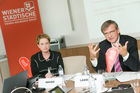 Wiener Städtische - Österreichs Pflegesystem - ein Pflegefall? 
(C) fotodienst, Martina Draper
Foto: vlnr: Dr. Judit Havasi, VD Wr. Städtische, Mag. Robert Lasshofer, GD Wr. Städtische
