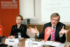 Wiener Städtische - Österreichs Pflegesystem - ein Pflegefall? 
(C) fotodienst, Martina Draper
Foto: vlnr: Dr. Judit Havasi, VD Wr. Städtische, Mag. Robert Lasshofer, GD Wr. Städtische