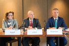  (c) fotodienst/Anna Rauchenberger - Wien, am 07.09.2015 – Allianz Neue Digitalstrategie - Marke Allianz für Mobilfunkprodukt. FOTO v.l.: Dr. Marita Roloff, Leiterin Unternehmenskommunikation Allianz Gruppe in Österreich, Dr. Wolfram Littich, Vorstandsvorsitzender Allianz Gruppe in Österreich, Michael Krammer, Geschäftsführender Gesellschafter ventocom: