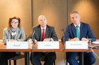  (c) fotodienst/Anna Rauchenberger - Wien, am 07.09.2015 – Allianz Neue Digitalstrategie - Marke Allianz für Mobilfunkprodukt. FOTO v.l.: Dr. Marita Roloff, Leiterin Unternehmenskommunikation Allianz Gruppe in Österreich, Dr. Wolfram Littich, Vorstandsvorsitzender Allianz Gruppe in Österreich, Michael Krammer, Geschäftsführender Gesellschafter ventocom:
