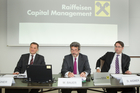  (c) fotodienst/Anna Rauchenberger - Wien, am 05.12.2012 – Raiffeisen Capital Management Jahrespressekonferenz Fondsindustrie schafft 2012 den Turnaround – erstmals seit 2006 wieder Nettomittelzuflüsse. FOTO v.l.: Mag. Gerhard Aigner, Geschäftsführer, Dr. Mathias Bauer, Vorsitzender der Geschäftsführung, Mag. (FH) Dieter Aigner, Geschäftsführer, Raiffeisen Capital Management: