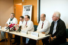  Die Protestaktionen der Aerzte am Wiener AKH gehen weiter - Pressekonferenz.(C) fotodienst, Martina Draper.Foto vlnr: Dr. Richard Kdolsky, Unfallchirurgie, AKH, Dr. Christoph Zielinsky, Vorstand der Univ. Klinik fŸr Innere Medizin I und Leiter der Klinischen Abteilung fŸr Onkologie, Dr . Thomas Szekeres, Vorsitzender des Betriebsrates des wissenschaftlichen Personals, Dr. Joerg Michael Hiesmayr, Leiter der Univ. Klinik fŸr Anaesthesie, Allgemeine Intensivmedizin und Schmerztherapie, MUW, Dr. Ingwald Strasser, Stellvertretender Vorsitzender des Betriebsrates des wissenschaftlichen Personals, MUW: