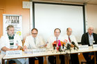  Die Protestaktionen der Aerzte am Wiener AKH gehen weiter - Pressekonferenz.(C) fotodienst, Martina Draper.Foto vlnr: Dr. Richard Kdolsky, Unfallchirurgie, AKH, Dr. Christoph Zielinsky, Vorstand der Univ. Klinik fŸr Innere Medizin I und Leiter der Klinischen Abteilung fŸr Onkologie, Dr . Thomas Szekeres, Vorsitzender des Betriebsrates des wissenschaftlichen Personals, Dr. Joerg Michael Hiesmayr, Leiter der Univ. Klinik fŸr Anaesthesie, Allgemeine Intensivmedizin und Schmerztherapie, MUW, Dr. Ingwald Strasser, Stellvertretender Vorsitzender des Betriebsrates des wissenschaftlichen Personals, MUW: