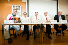  Die Protestaktionen der Aerzte am Wiener AKH gehen weiter - Pressekonferenz.(C) fotodienst, Martina Draper.Foto vlnr: Dr. Richard Kdolsky, Unfallchirurgie, AKH, Dr. Christoph Zielinsky, Vorstand der Univ. Klinik fŸr Innere Medizin I und Leiter der Klinischen Abteilung fŸr Onkologie, Dr . Thomas Szekeres, Vorsitzender des Betriebsrates des wissenschaftlichen Personals, Dr. Joerg Michael Hiesmayr, Leiter der Univ. Klinik fŸr Anaesthesie, Allgemeine Intensivmedizin und Schmerztherapie, MUW, Dr. Ingwald Strasser, Stellvertretender Vorsitzender des Betriebsrates des wissenschaftlichen Personals, MUW:
