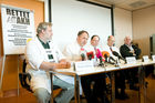  Die Protestaktionen der Aerzte am Wiener AKH gehen weiter - Pressekonferenz.(C) fotodienst, Martina Draper.Foto vlnr: Dr. Richard Kdolsky, Unfallchirurgie, AKH, Dr. Christoph Zielinsky, Vorstand der Univ. Klinik fŸr Innere Medizin I und Leiter der Klinischen Abteilung fŸr Onkologie, Dr . Thomas Szekeres, Vorsitzender des Betriebsrates des wissenschaftlichen Personals, Dr. Joerg Michael Hiesmayr, Leiter der Univ. Klinik fŸr Anaesthesie, Allgemeine Intensivmedizin und Schmerztherapie, MUW, Dr. Ingwald Strasser, Stellvertretender Vorsitzender des Betriebsrates des wissenschaftlichen Personals, MUW: