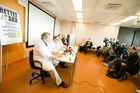  Die Protestaktionen der Aerzte am Wiener AKH gehen weiter - Pressekonferenz.(C) fotodienst, Martina Draper.Foto vlnr: Dr. Richard Kdolsky, Unfallchirurgie, AKH, Dr. Christoph Zielinsky, Vorstand der Univ. Klinik fŸr Innere Medizin I und Leiter der Klinischen Abteilung fŸr Onkologie, Dr . Thomas Szekeres, Vorsitzender des Betriebsrates des wissenschaftlichen Personals, Dr. Joerg Michael Hiesmayr, Leiter der Univ. Klinik fŸr Anaesthesie, Allgemeine Intensivmedizin und Schmerztherapie, MUW, Dr. Ingwald Strasser, Stellvertretender Vorsitzender des Betriebsrates des wissenschaftlichen Personals, MUW: