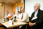  Die Protestaktionen der Aerzte am Wiener AKH gehen weiter - Pressekonferenz.(C) fotodienst, Martina Draper.Foto vlnr: Dr. Richard Kdolsky, Unfallchirurgie, AKH, Dr. Christoph Zielinsky, Vorstand der Univ. Klinik fŸr Innere Medizin I und Leiter der Klinischen Abteilung fŸr Onkologie, Dr . Thomas Szekeres, Vorsitzender des Betriebsrates des wissenschaftlichen Personals, Dr. Joerg Michael Hiesmayr, Leiter der Univ. Klinik fŸr Anaesthesie, Allgemeine Intensivmedizin und Schmerztherapie, MUW, Dr. Ingwald Strasser, Stellvertretender Vorsitzender des Betriebsrates des wissenschaftlichen Personals, MUW: