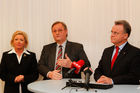 (c) fotodienst/Wolfgang Riepl - Eisenstadt, am 01.02.2012 -
im Bild: Dr. Gabriele Ambros Gesellschafterin, Gerhard Milletich-Geschäftsführer, Landeshauptmann Hans Niessl