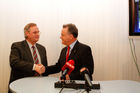 (c) fotodienst/Wolfgang Riepl - Eisenstadt, am 01.02.2012 -
im Bild: Gerhard Milletich-Geschäftsführer, Landeshauptmann Hans Niessl
