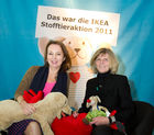 (c) fotodienst/Anna Rauchenberger - Wien, am 17.01.2012 - Im Rahmen der IKEA Stoffspielzeugaktion spendet das Unternehmen alljährlich vor Weihnachten für jedes verkaufte Stoffspielzeug 1 Euro an Kinderbildungsprojekte von UNICEF und Save the Children. Die erfreuliche Bilanz, 229 859 Euro, wurde heute im IKEA Einrichtungshaus in der SCS präsentiert. FOTO v.l. Giny Boer, Coutry Managerin IKEA Austria, Dr. Gudrun Berger, Geschäftsführerin UNICEF