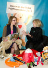 (c) fotodienst/Anna Rauchenberger - Wien, am 17.01.2012 - Im Rahmen der IKEA Stoffspielzeugaktion spendet das Unternehmen alljährlich vor Weihnachten für jedes verkaufte Stoffspielzeug 1 Euro an Kinderbildungsprojekte von UNICEF und Save the Children. Die erfreuliche Bilanz, 229 859 Euro, wurde heute im IKEA Einrichtungshaus in der SCS präsentiert. FOTO v.l. Giny Boer, Coutry Managerin IKEA Austria, Dr. Gudrun Berger, Geschäftsführerin UNICEF:
