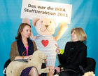 (c) fotodienst/Anna Rauchenberger - Wien, am 17.01.2012 - Im Rahmen der IKEA Stoffspielzeugaktion spendet das Unternehmen alljährlich vor Weihnachten für jedes verkaufte Stoffspielzeug 1 Euro an Kinderbildungsprojekte von UNICEF und Save the Children. Die erfreuliche Bilanz, 229 859 Euro, wurde heute im IKEA Einrichtungshaus in der SCS präsentiert. FOTO v.l. Giny Boer, Coutry Managerin IKEA Austria, Dr. Gudrun Berger, Geschäftsführerin UNICEF