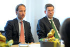 INTERSEROH SE präsentiert Zahlen zum Geschäftsjahr 2011.
Im Bild vlnr.: Vorstandschef Dr. Axel Schweitzer, Dr. Markus Guthoff, CFO der ALBA Group