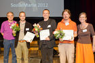  (c) fotodienst/Anna Rauchenberger - Wien, am 01.05.2012 – Die SozialMarie, ein Preis, der soziale Innovation auszeichnet, wurde heuer zum achten Mal  von der Unruhe Privatstiftung vergeben. Auch diesmal bewarben sich Teilnehmer aus Österreich sowie aus dem benachbarten Ausland um den begehrten Preis. FOTO v.l. Sepp Schmidt, Jurymitglied, Gewinner der 1000-Euro-Preise,  Petra Radeschnig, Jurymitglied: