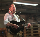  04.05.2013, Fa. Dachser, Hoersching, Dachser Mai Feier, im Bild Gitarrenspieler, Presetext © 2013, PhotoCredit Pressetext/ Roland Hackl: