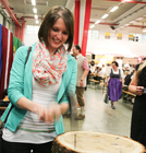  04.05.2013, Fa. Dachser, Hoersching, Dachser Mai Feier, im Bild am Nagelstock eine Mitarbeiterin, Presetext © 2013, PhotoCredit Pressetext/ Roland Hackl: