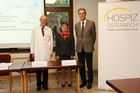im Bild, v.l.n.r:  Prim. MR Dr. Michael Preitschopf, MSc, Abteilungsvorstand Interne 2, Leiter der Palliativstation St. Raphael im Krankenhaus Göttlicher Heiland;
Mag. Anna H. Pissarek, Projektkoordination und Öffentlichkeitsarbeit Hospiz Österreich, Dachverband von Palliativ- und Hospizeinrichtungen;
Univ.- Prof. Dr. Herbert Watzke, Präsident der österreichischen Palliativgesellschaft (OPG), Leiter der Palliativstation am AKH Wien