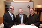Im Bild: v.l.n.r. Ing. Gerhard Schauerhuber (Mitglied des Vorstandes der Gesellschaft für Ökologie und Abfallwirtschaft), Univ.-Doz. Dr. Stephan Schwarzer (Wirtschaftskammer Österreich) und DI Alois Fürnkranz (Obmann der Gesellschaft für Ökologie und Abfallwirtschaft)

 