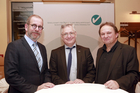 Im Bild: v.l.n.r. Ing. Gerhard Schauerhuber (Mitglied des Vorstandes der Gesellschaft für Ökologie und Abfallwirtschaft), Univ.-Doz. Dr. Stephan Schwarzer (Wirtschaftskammer Österreich) und DI Alois Fürnkranz (Obmann der Gesellschaft für Ökologie und Abfallwirtschaft)
