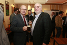 Im Bild: v.l.n.r. Roman Stachelberger (Bürgermeister Gemeinde Ebergassing) und Roman Rusy (Sekretär der Gesellschaft für Ökologie und Abfallwirtschaft)