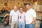 Beim sommerlichen get together der Gesellschaft für Ökologie und Abfallwirtschaft wurde vor allem der Mitgliederzuwachs gefeiert. Im Bild v.l.n.r.: Gerald Hurban (Buntmetalle 21), Güner Ayaz (AY-KA Bau) und Christian Letz (HABAU)