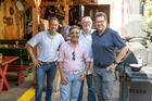 Beim sommerlichen get together der Gesellschaft für Ökologie und Abfallwirtschaft wurde vor allem der Mitgliederzuwachs gefeiert. Im Bild v.l.n.r.: Josef Gnant (Gnant Transport und Erbau), Güner Ayaz (AY-KA Bau), Vereinssekretär Roman Rusy und Georg Riesinger (Pittel+Brausewetter)