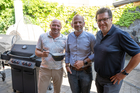 Beim sommerlichen get together der Gesellschaft für Ökologie und Abfallwirtschaft wurde vor allem der Mitgliederzuwachs gefeiert. Im Bild v.l.n.r.: Gerald Hurban (Buntmetalle 21), Markus Tummer (HABAU) und Georg Riesinger