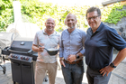 Beim sommerlichen get together der Gesellschaft für Ökologie und Abfallwirtschaft wurde vor allem der Mitgliederzuwachs gefeiert. Im Bild v.l.n.r.: Gerald Hurban (Buntmetalle 21), Markus Tummer (HABAU) und Georg Riesinger
