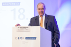 Foto: Keynote Speaker, Dr. Karl-Ludwig Kley, Vorsitzender der Geschäftsleitung, Merck
Über den Umgang mit der Geldschwemme diskutierte die IR-Community auf der 18. DIRK-Konferenz am 2. Juni im Frankfurter WestinGrand Hotel. Davor sprach Karl-Ludwig Kley über 