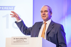 Foto: Keynote Speaker, Dr. Karl-Ludwig Kley, Vorsitzender der Geschäftsleitung, Merck
Über den Umgang mit der Geldschwemme diskutierte die IR-Community auf der 18. DIRK-Konferenz am 2. Juni im Frankfurter WestinGrand Hotel. Davor sprach Karl-Ludwig Kley über 