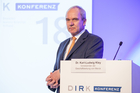 Foto: Keynote Speaker, Dr. Karl-Ludwig Kley, Vorsitzender der Geschäftsleitung, Merck
Über den Umgang mit der Geldschwemme diskutierte die IR-Community auf der 18. DIRK-Konferenz am 2. Juni im Frankfurter WestinGrand Hotel. Davor sprach Karl-Ludwig Kley über 