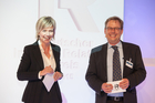 Im Rahmen der DIRK-Gala wurden Dienstag abend, 2. Juni, in Frankfurt die Deutschen Investor Relations Preise 2015 vergeben. Im Bild: Corinna Wohlfeil, ntv und Kay Bommer, DIRK