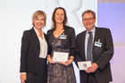 Im Rahmen der DIRK-Gala wurden Dienstag abend, 2. Juni, in Frankfurt die Deutschen Investor Relations Preise 2015 vergeben. Im Bild: Marion Polzer, Teléfonica Deutschland mit Corinna Wohlfeil, ntv und Kay Bommer, DIRK-Deutscher Investor Relations Verband