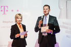 Im Rahmen der DIRK-Gala wurden Dienstag abend, 2. Juni, in Frankfurt die Deutschen Investor Relations Preise 2015 vergeben. Im Bild: Corinna Wohlfeil, ntv; Stephan Eger, Deutsche Telekom AG