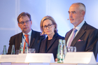 Nach einer optimistischen Keynote zur Digitalisierung von GE Power Conversion CEO Stephan Reimelt diskutierte eine hochkarätige Podiumsrunde auf dem Deutschen Investor Relations Kongress (DIRK) über die Aussichten einer Börsenfusion von Frankfurt und London, mit durchaus unterschiedlichen Ansichten. V.l.n.r. Kay Bommer (DIRK), Kirsten Kistermann-Christophe (Société Générale), Hans Richard Schmitz (Hamborner Reit).