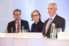 Nach einer optimistischen Keynote zur Digitalisierung von GE Power Conversion CEO Stephan Reimelt diskutierte eine hochkarätige Podiumsrunde auf dem Deutschen Investor Relations Kongress (DIRK) über die Aussichten einer Börsenfusion von Frankfurt und London, mit durchaus unterschiedlichen Ansichten. V.l.n.r. Kay Bommer (DIRK), Kirsten Kistermann-Christophe (Société Générale), Hans Richard Schmitz (Hamborner Reit).
